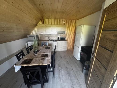 ChvojnicaChata Pavlinka的一间带桌子和冰箱的大厨房