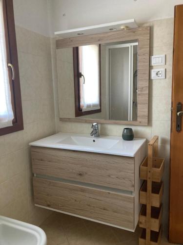 a bathroom with a sink and a mirror at Casa Borgovillanuova in Laggio
