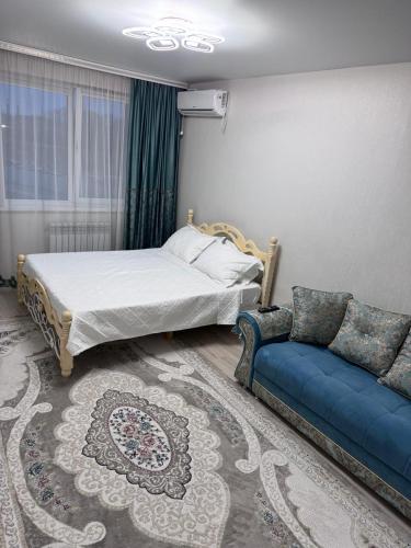 Postel nebo postele na pokoji v ubytování Посуточно 1 комнатная Драмтеатр, школа НИШ, спорт комплексы Жекпе жек, теннисный центр, легкоатлетический центр, центральный бассейн, ЖК Park city, ТЦ MAXI MALL