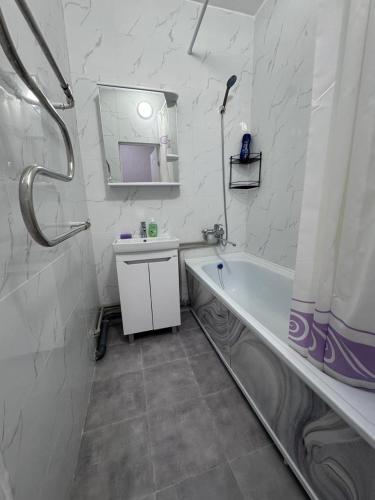 Koupelna v ubytování Посуточно 1 комнатная Драмтеатр, школа НИШ, спорт комплексы Жекпе жек, теннисный центр, легкоатлетический центр, центральный бассейн, ЖК Park city, ТЦ MAXI MALL