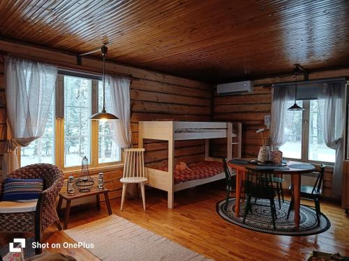 una camera con letto a castello in una baita di tronchi di Hirsimökki 