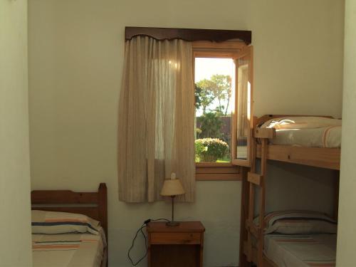 een slaapkamer met twee stapelbedden en een raam bij LalomitaGesell in Villa Gesell