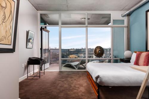 una camera da letto con un letto e una grande finestra di The Gallery Loft - Downtown finest a San Diego