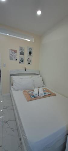 Postel nebo postele na pokoji v ubytování Casa Vides at Victoria Sports Tower beside GMA Kamuning MRT Station