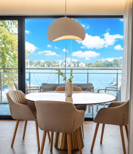 Marina Ostróda IV - super widok na jezioro, 10 m do wody, taras i balkon, winda, klima, garaż