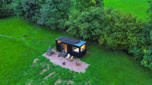 eine Draufsicht auf ein kleines Haus auf einem Feld in der Unterkunft Parcel Tiny House Péa au coeur de la Loire in Saint-Marcel-dʼUrfé