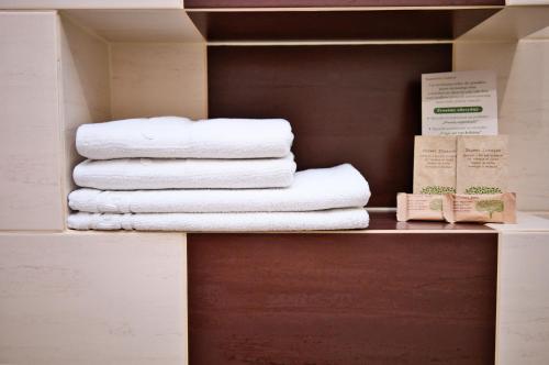 a stack of towels on a shelf in a closet at Restauracja Stylowa in Ostrów Wielkopolski