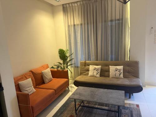 una sala de estar con un sofá y una mesa en شاليهات سمو بارك 1, en Taif