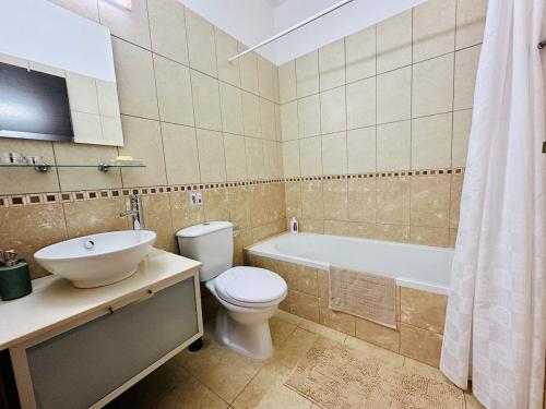 Koupelna v ubytování Sea View Family Apartment with Pool