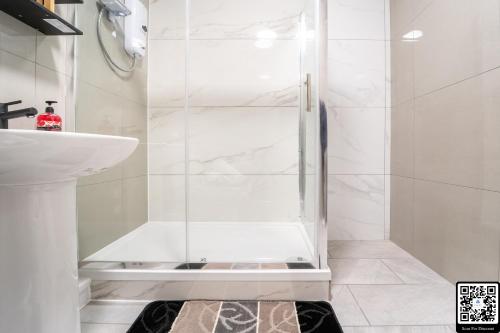 Koupelna v ubytování LUX 2BDR Flat By Luton Station, Airport, City Centre - 30min to King's X St Pancras International