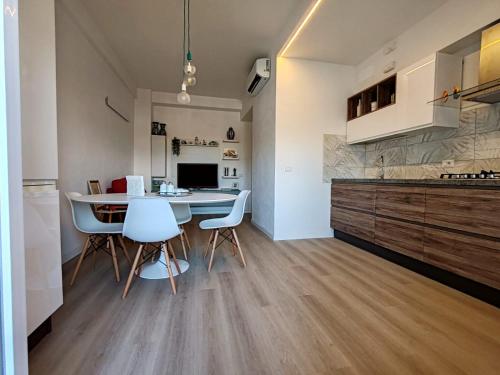 a kitchen and dining room with a table and chairs at La Casa Vacanze di Grace in Follonica