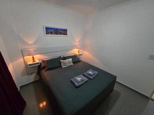 En eller flere senge i et værelse på Departamento con Pileta en Pleno Centro