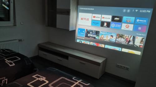 ein Raum mit einem großen Bildschirm mit einem Fernseher in der Unterkunft Natur Atmosphäre in Netphen