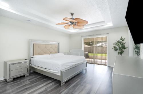 Postel nebo postele na pokoji v ubytování Family Launch View Stay, Modern and Bright