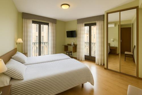 Postel nebo postele na pokoji v ubytování Hostal Concejo