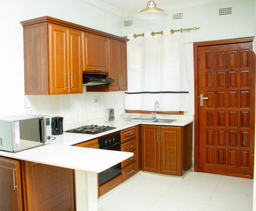 Kuchyň nebo kuchyňský kout v ubytování Niza Homes