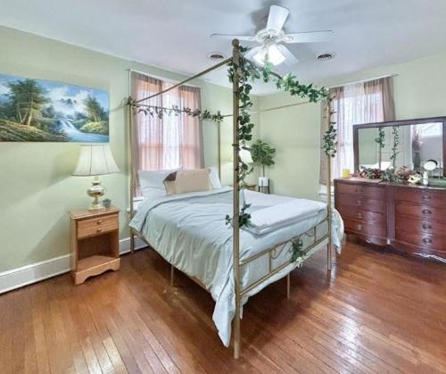 Postel nebo postele na pokoji v ubytování The Honey Home