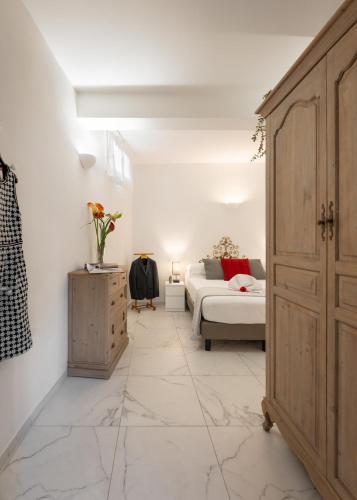 Avelli Pia Fourth Floor with 2 Bathrooms - Florence Charming Apartments - Delightful and bright 4rd-floor apartment without elevator, overlooking one of Florence's most beautiful squares, Exceptionally located for exploring the city