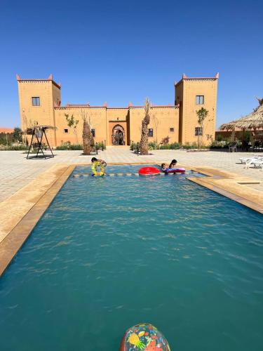 Bazén v ubytování Hotel Berber Palace Merzouga nebo v jeho okolí