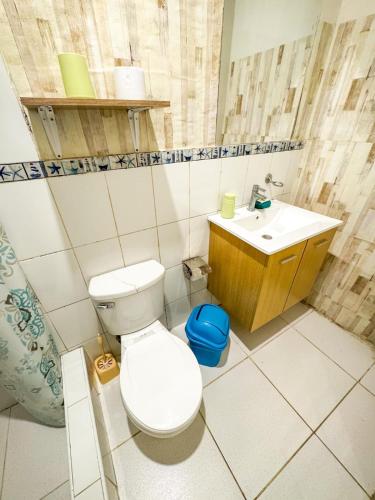a bathroom with a toilet and a sink at Villa Naylamp Loft 3 playa pocitas in Puerto Máncora