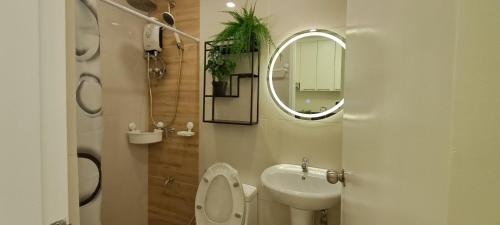 Koupelna v ubytování Casa Vides at Victoria Sports Tower beside GMA Kamuning MRT Station