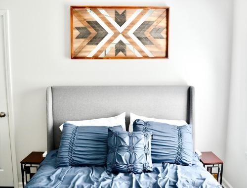 Voodi või voodid majutusasutuse Downtown Raleigh Home with Fenced-in Yard toas