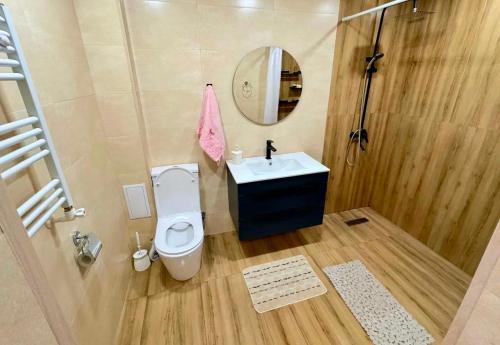 Ένα μπάνιο στο Modern Apartment In Yerevan by Republic squer