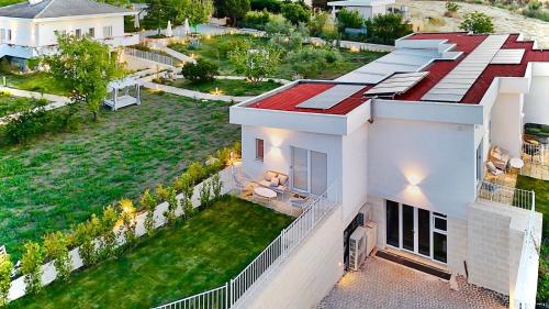 una vista aérea de una casa blanca con patio en Amarena Garden House, en Matera