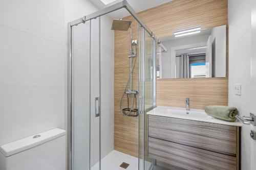 a bathroom with a shower and a sink at Casa MardeSal in San Pedro del Pinatar