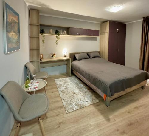 Ένα ή περισσότερα κρεβάτια σε δωμάτιο στο Garsoniera English Park