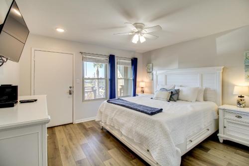 Un dormitorio con una cama y un ventilador de techo. en Beach and Pool Access Port Aransas Condo with Balcony, en Port Aransas