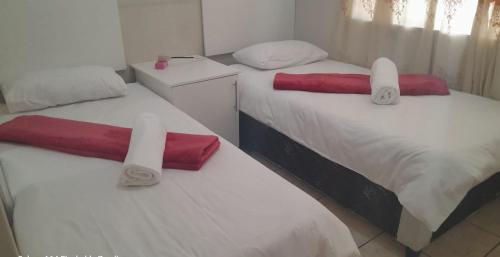 Een bed of bedden in een kamer bij Restwell Lodge