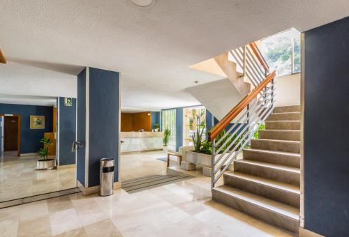 een hal met een trap in een huis bij Apartamento Góndolas in Almuñécar