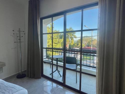 Cette chambre dispose d'une grande fenêtre donnant sur un balcon. dans l'établissement Alux, à Bacalar