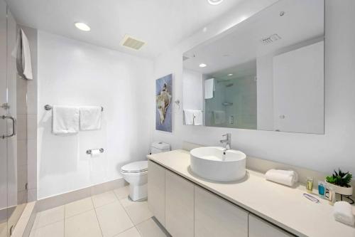 ein weißes Badezimmer mit Waschbecken und Toilette in der Unterkunft Beach Escape with Balcony & Resort Amenities in Hallandale Beach