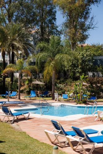 MARBELLA BANUS SUITES - Banús - Medina Garden - Brand New 1BR - 1BA - Outdoor Terrace - Bright & Modern - Pool - Steps from Puerto Banús Marina - Walk to El Corte Ing Luxury Shopping Mall