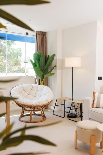 MARBELLA BANUS SUITES - Banús - Medina Garden - Brand New 1BR - 2BA - Bright & Modern - Pool - Steps from Puerto Banús Marina - Walk to El Corte Ing Luxury Shopping Mall