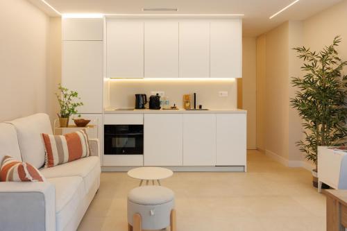 MARBELLA BANUS SUITES - Banús - Medina Garden - Brand New 1BR - 2BA - Bright & Modern - Pool - Steps from Puerto Banús Marina - Walk to El Corte Ing Luxury Shopping Mall
