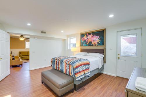 Un dormitorio con una cama y una silla dentro. en 10 Mi to DC Berwyn Heights Apt with Shared Patio!, en Berwyn Heights