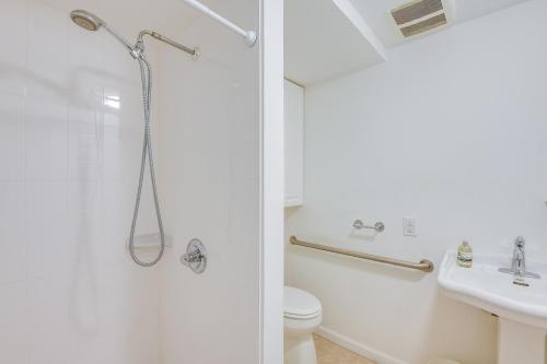 Un baño con ducha, inodoro y lavabo. en 10 Mi to DC Berwyn Heights Apt with Shared Patio!, en Berwyn Heights