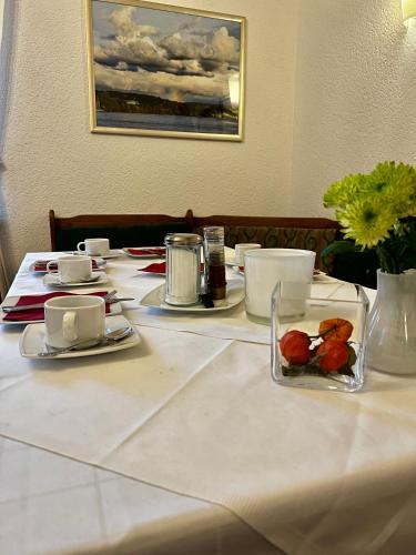 una mesa con un mantel blanco y flores en ella en Parkhotel Essen, en Essen