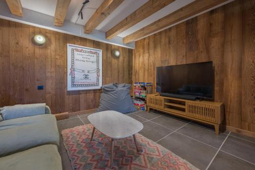 Hot tub, Sauna, Private shuttle and Privacy - 14 ppl - Stunning Ferme Liberté