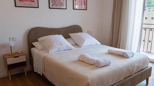 une chambre avec un lit avec deux serviettes dessus dans l'établissement White Noise Como, à Côme