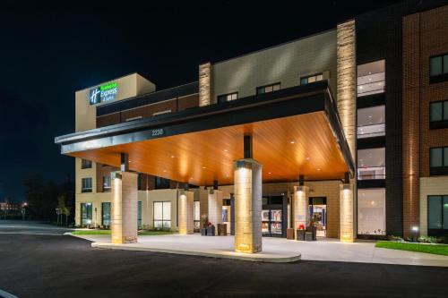 a large building with a lit up facade at night at Holiday Inn Express & Suites Murfreesboro West by IHG in Murfreesboro