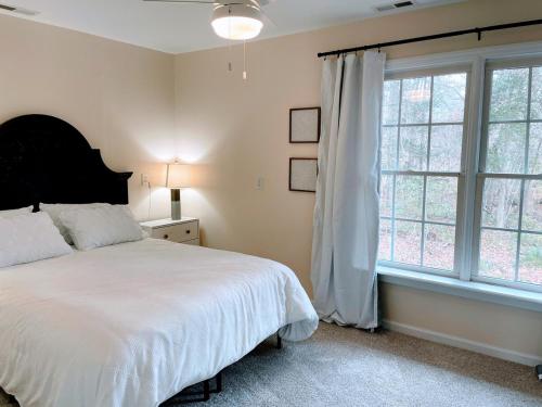 Postel nebo postele na pokoji v ubytování Little House in the Woods