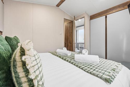 Ένα ή περισσότερα κρεβάτια σε δωμάτιο στο Cormorant View Hayling Island