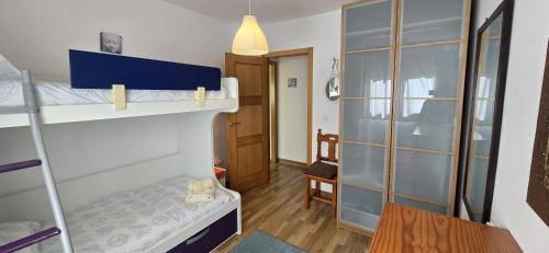 Habitación pequeña con litera y pasillo en Balcon del Calar 27, Guejar Sierra, en Güéjar-Sierra