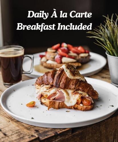 een broodje op een bord op een tafel met een kopje koffie bij Amankara Canggu in Canggu