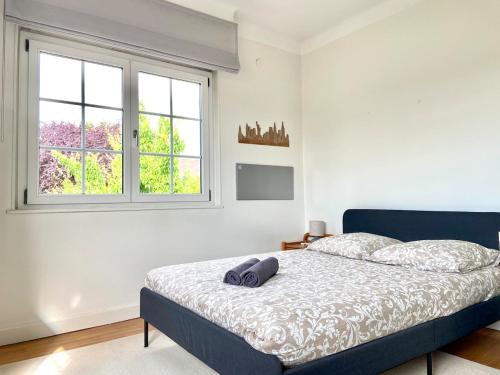 a bedroom with a bed and a window at Villa piscine privée 8-10 pers Strasbourg 10 min in Mundolsheim