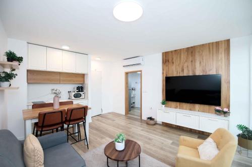 Η κουζίνα ή μικρή κουζίνα στο מול הים בקיסריה